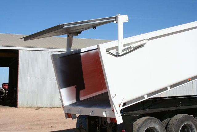 open the tailgate of dump truck box  