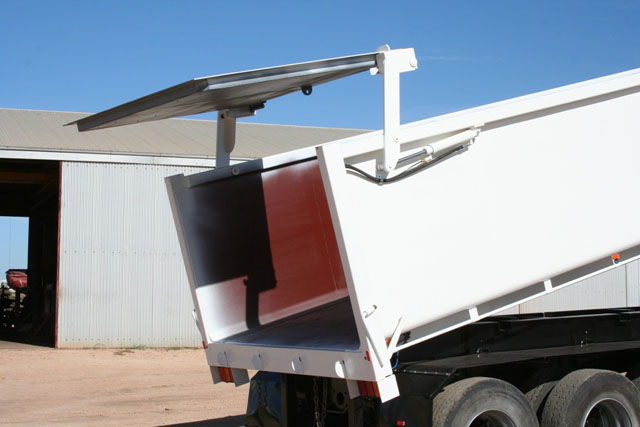 open the tailgate of dump truck box  
