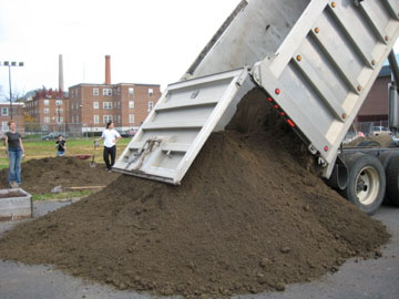 open the tailgate of dump truck when loading